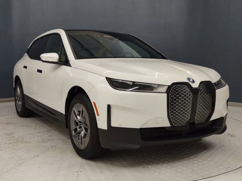 Used 2023 BMW iX xDrive50 image 17