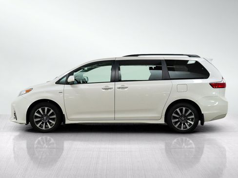 Used 2019 Toyota Sienna XLE w/ XLE Navigation Package AWD/4WD image 2