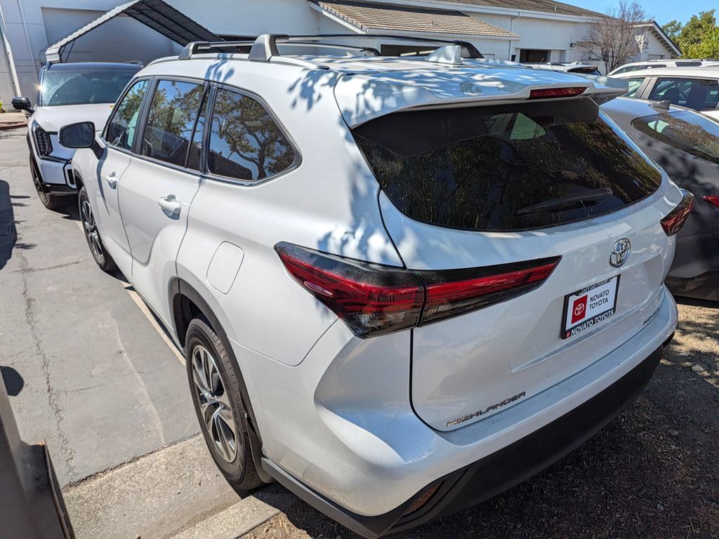 Used 2023 Toyota Highlander XLE AWD/4WD image 4