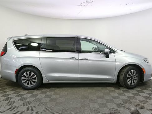 Used 2023 Chrysler Pacifica Touring-L FWD image 14