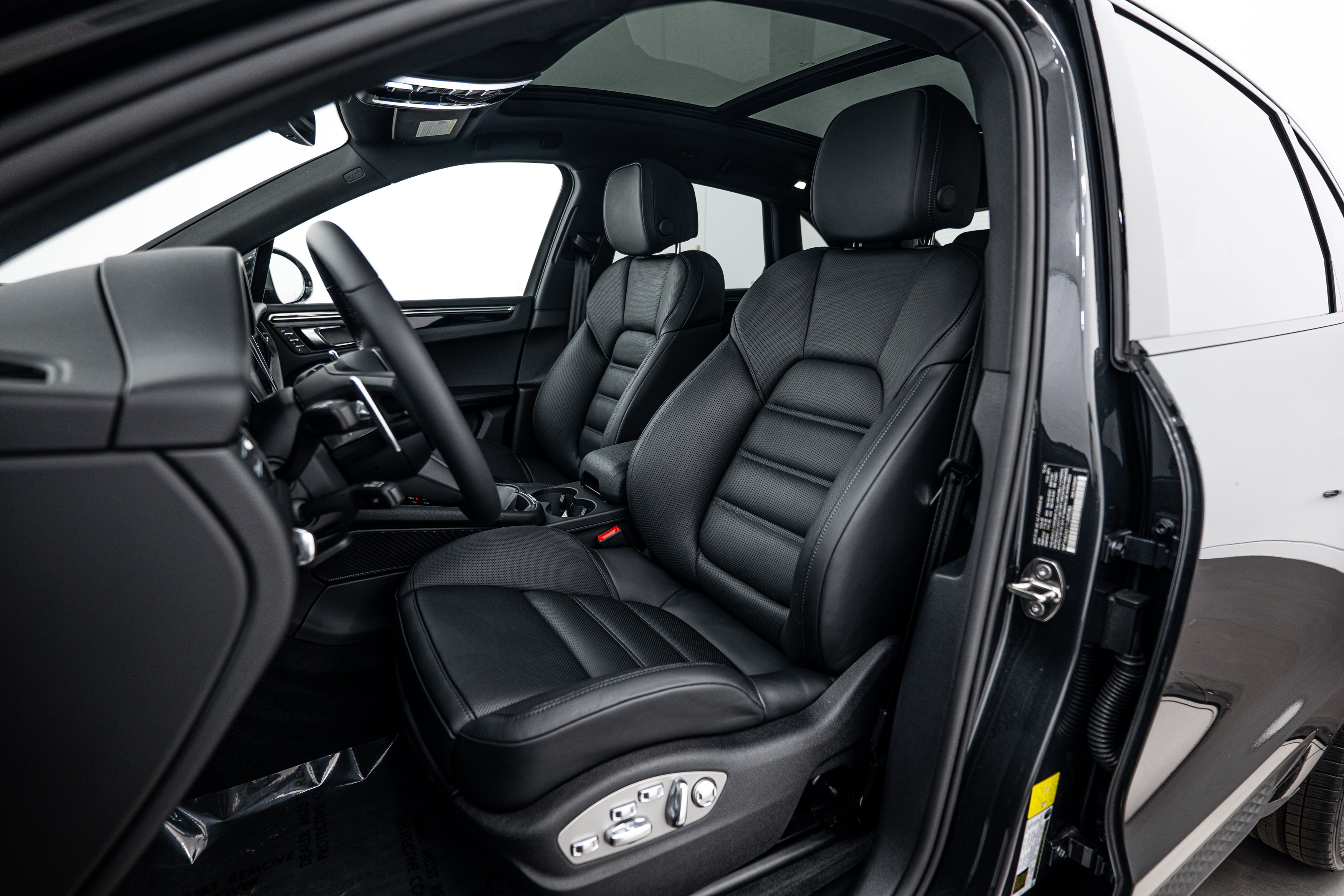 Certified 2026 Porsche Macan AWD/4WD image 5