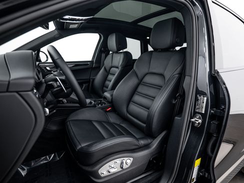 Certified 2026 Porsche Macan image 5