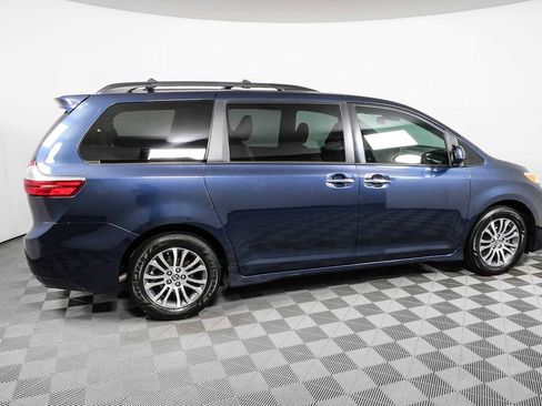 Used 2018 Toyota Sienna XLE w/ XLE Navigation Package FWD image 2