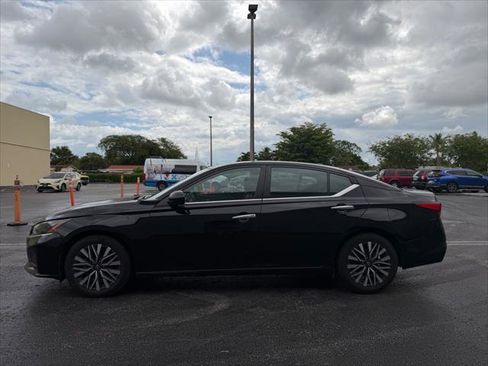 Used 2024 Nissan Altima 2.5 SV FWD image 3