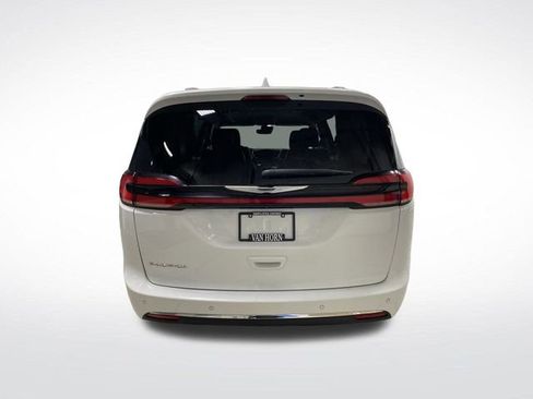 Used 2022 Chrysler Pacifica Touring-L image 11