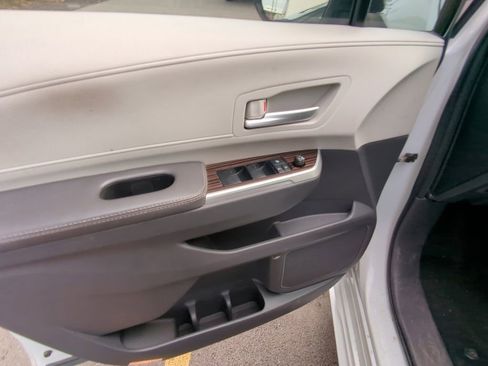 Used 2022 Toyota Sienna XLE AWD/4WD image 8