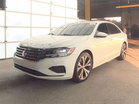 Used 2022 Volkswagen Passat 2.0T SE image 2
