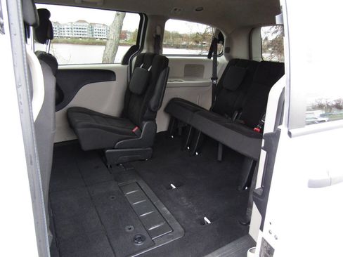 Used 2019 Dodge Grand Caravan SE w/ UConnect Hands-Free Group image 13