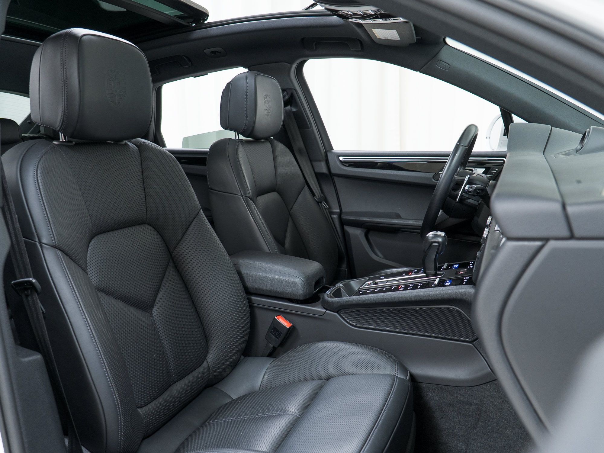 Certified 2023 Porsche Macan AWD/4WD image 26
