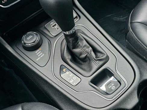 Used 2019 Jeep Cherokee Latitude Plus w/ Comfort/Convenience Group image 36