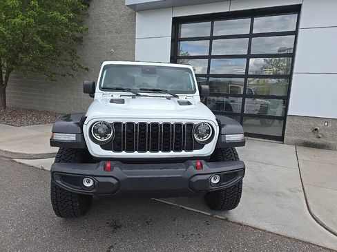 Used 2024 Jeep Wrangler Unlimited Rubicon AWD/4WD image 3
