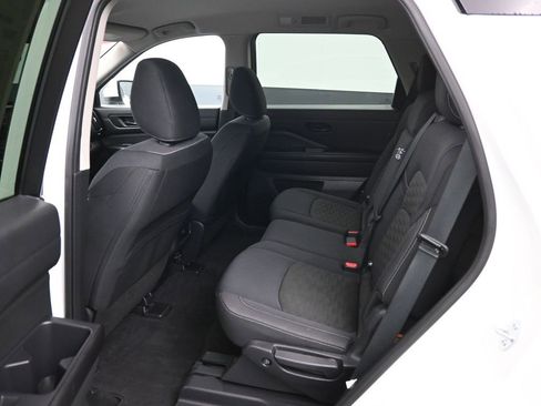 Used 2025 Nissan Pathfinder SV image 10