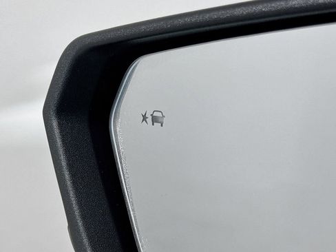 Used 2022 Chevrolet Equinox LT w/ Driver Convenience Package image 18