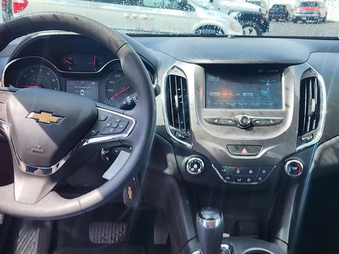Used 2018 Chevrolet Cruze LT FWD image 16