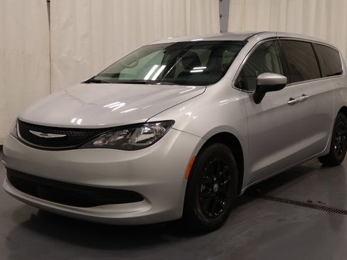 Used 2023 Chrysler Voyager LX image 6