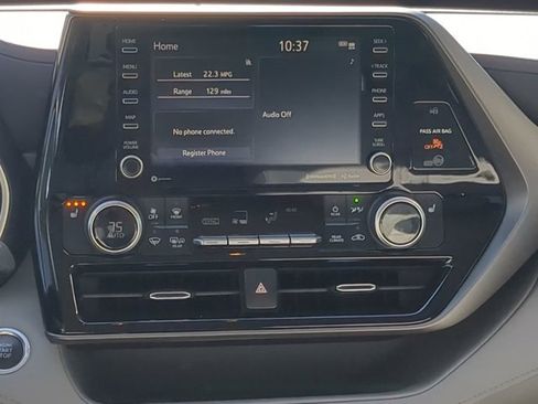 Used 2021 Toyota Highlander XLE image 16