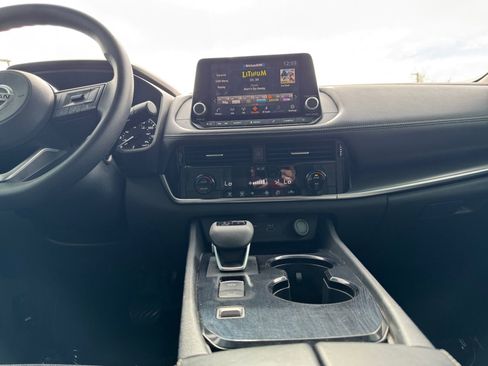 Used 2021 Nissan Rogue SV image 4