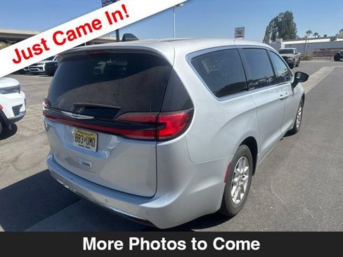 Used 2024 Chrysler Pacifica Touring-L FWD image 6
