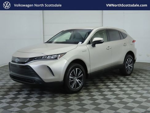 Used 2021 Toyota Venza LE image 1