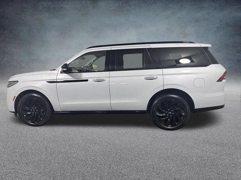 New 2026 Lincoln Navigator Reserve w/ Jet Appearance Package AWD/4WD image 3