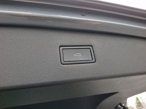 Used 2022 Volkswagen Tiguan SE R-Line image 32