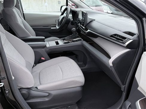 Certified 2024 Toyota Sienna LE image 7