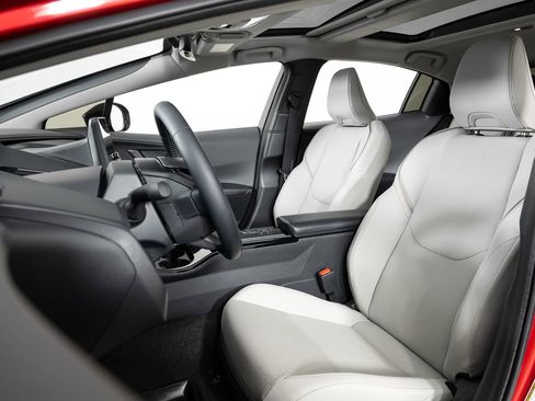 Used 2025 Toyota Prius XLE image 16