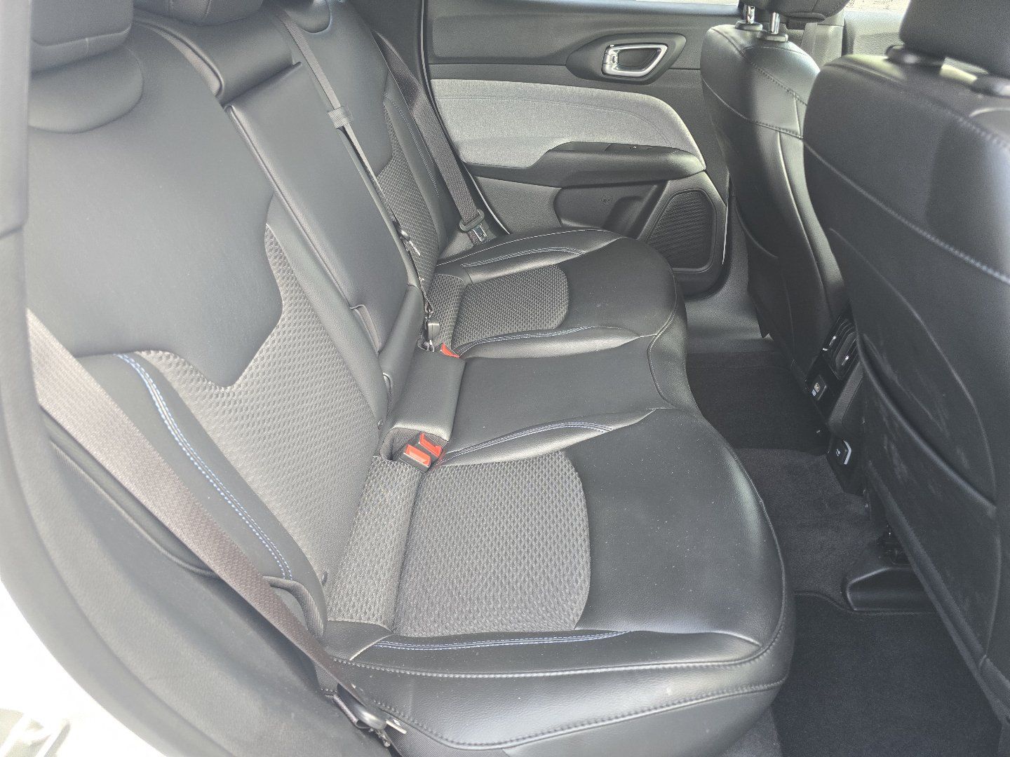 Used 2023 Jeep Compass Latitude AWD/4WD image 23
