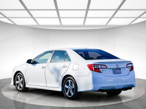 Used 2014 Toyota Camry SE image 2