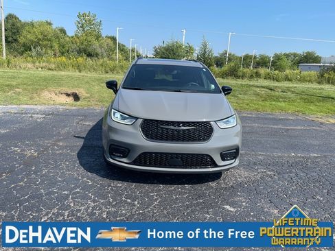 Used 2025 Chrysler Pacifica Limited FWD image 9