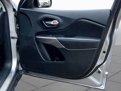 Used 2019 Jeep Cherokee Latitude Plus FWD image 22