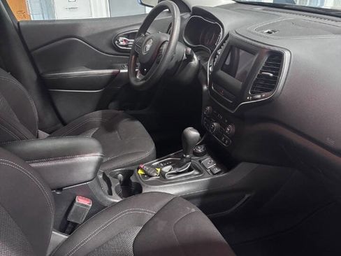 Used 2019 Jeep Cherokee Latitude w/ Popular Appearance Group AWD/4WD image 5