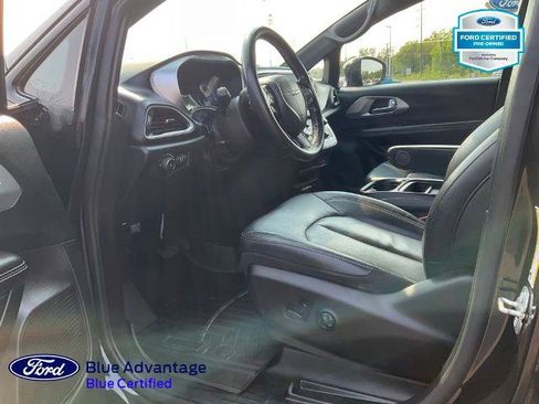 Used 2020 Chrysler Pacifica Touring-L FWD image 4