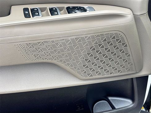 Used 2025 Kia Carnival FWD image 19