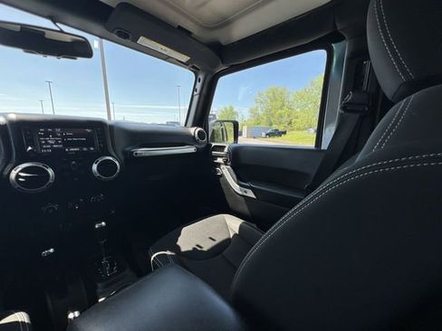 Used 2016 Jeep Wrangler Unlimited Sahara w/ Connectivity Group AWD/4WD image 11