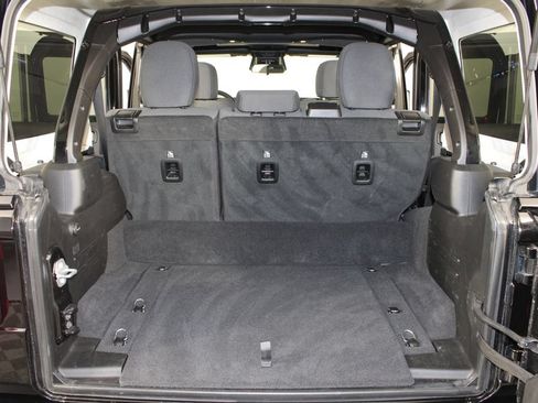 Used 2025 Jeep Wrangler Unlimited Sahara AWD/4WD image 17