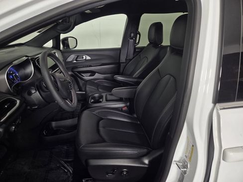 New 2026 Chrysler Pacifica Select FWD image 9