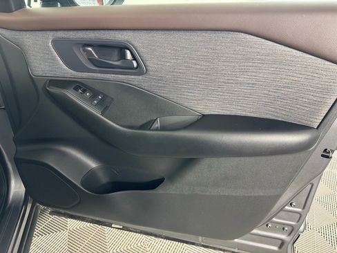 Used 2023 Nissan Rogue S image 29