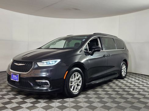 Used 2022 Chrysler Pacifica Touring-L image 3