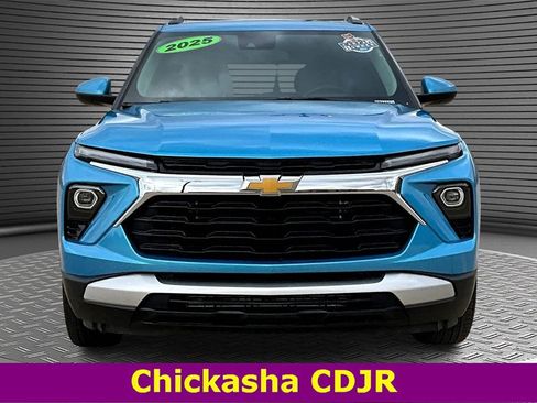 Used 2025 Chevrolet TrailBlazer LT image 2