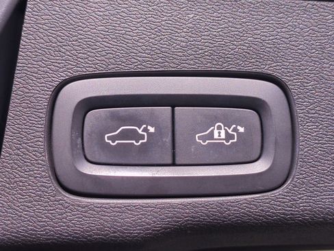 Used 2020 Volvo XC60 T8 Momentum image 32