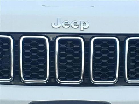 Used 2020 Jeep Grand Cherokee Laredo image 4