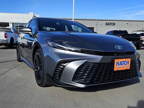 Used 2025 Toyota Camry SE w/ Convenience Package image 4