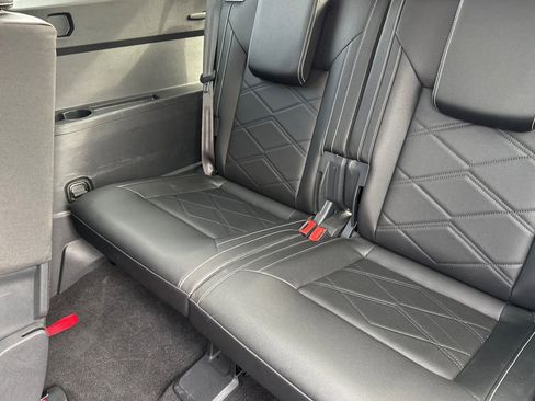 Used 2025 Volkswagen Atlas SE AWD/4WD image 16