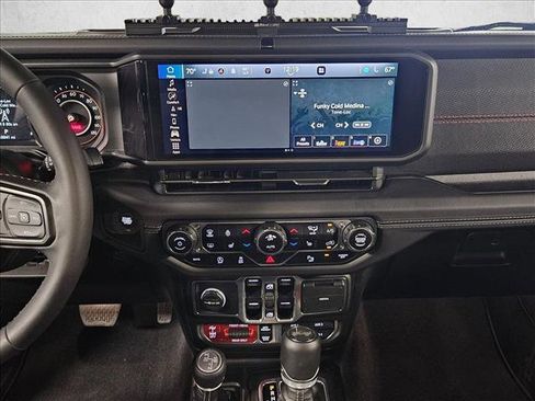 Used 2025 Jeep Wrangler Unlimited Rubicon AWD/4WD image 13