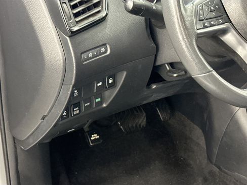 Used 2018 Nissan Rogue SV w/ Premium Package AWD/4WD image 17