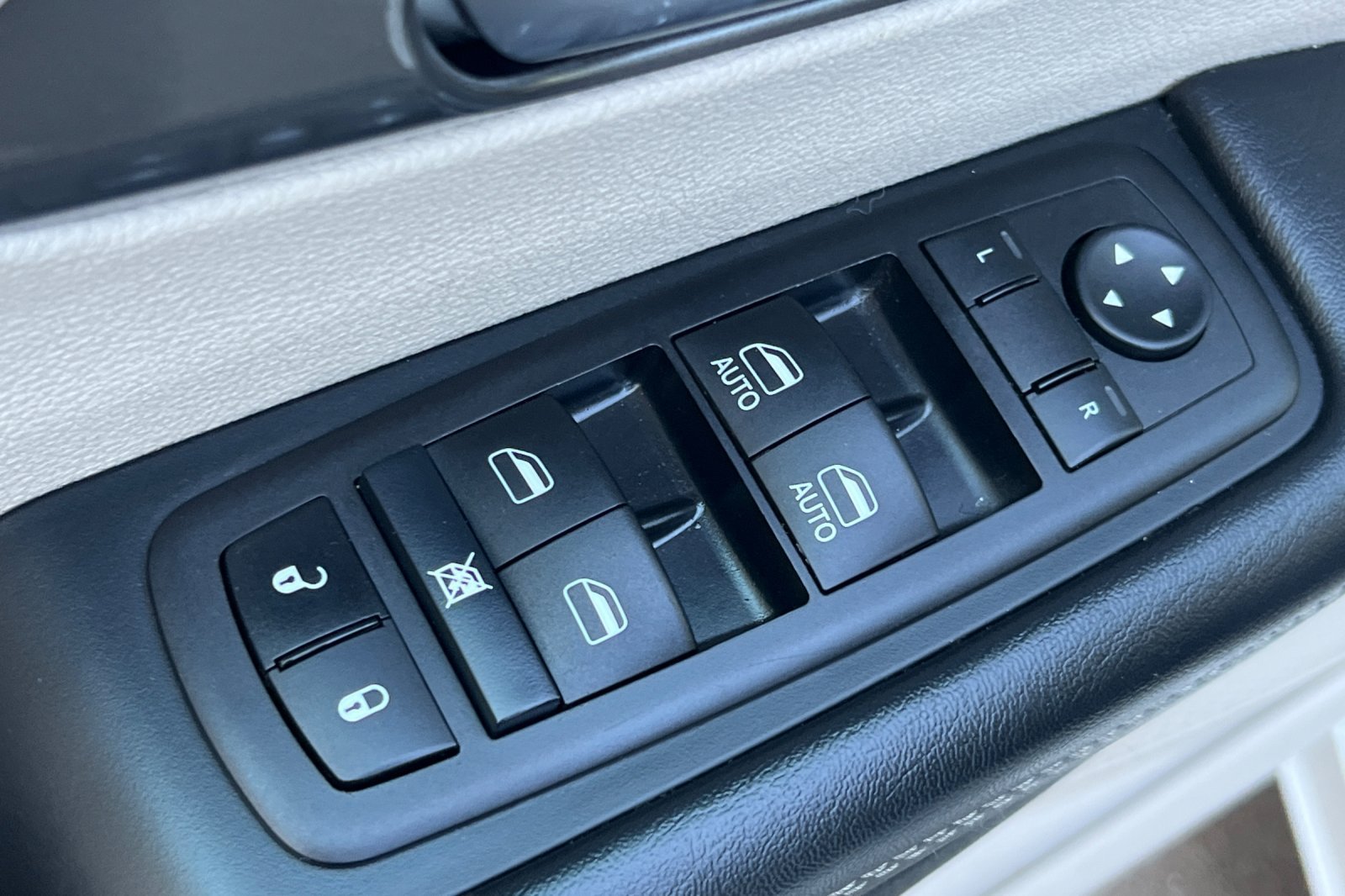 Used 2024 Chrysler Pacifica Touring-L FWD image 12