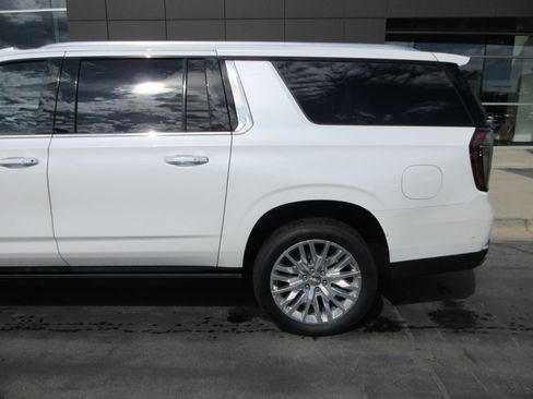 Used 2025 Chevrolet Suburban High Country AWD/4WD image 7