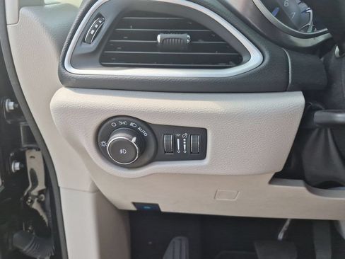 Used 2024 Chrysler Pacifica Touring-L FWD image 17