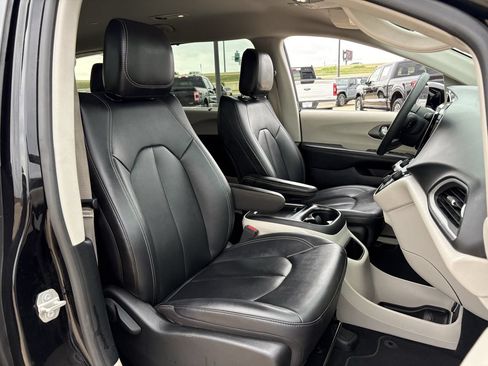 Used 2024 Chrysler Pacifica Touring-L FWD image 30